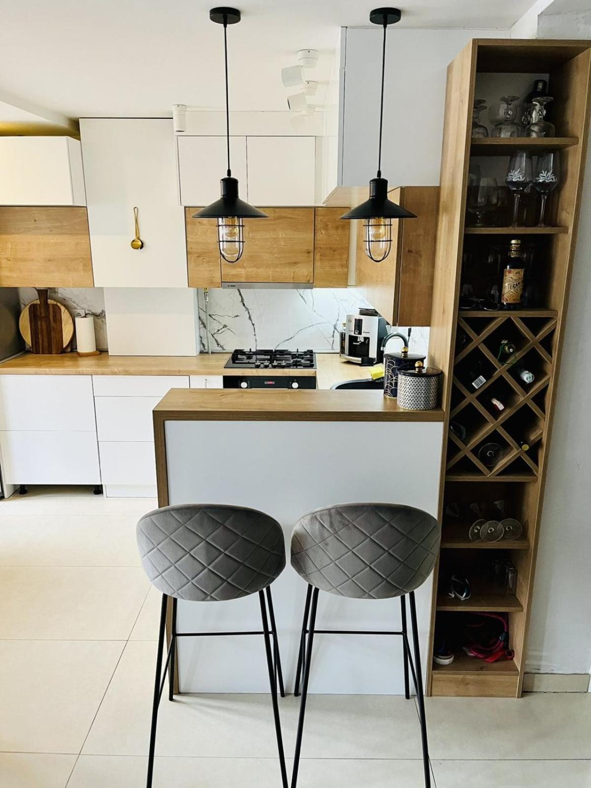 Stories Free Parking Apartment